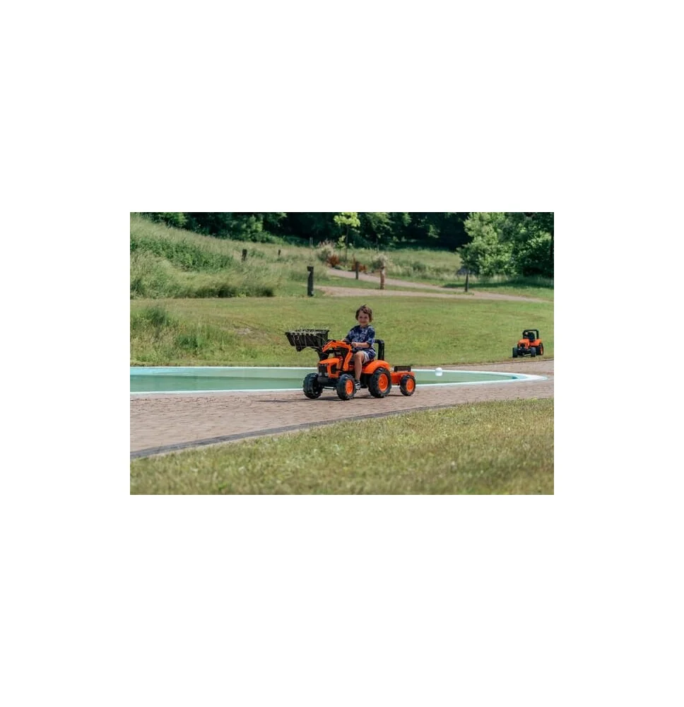 Traktor Kubota z ładowaczem czołowym i przyczepą